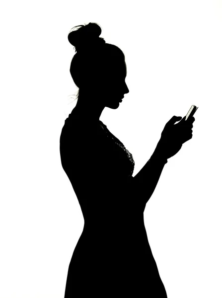 Linda senhora tocando o telefone celular — Fotografia de Stock