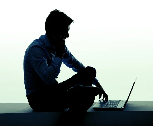 Retrato do homem com computador portátil — Fotografia de Stock