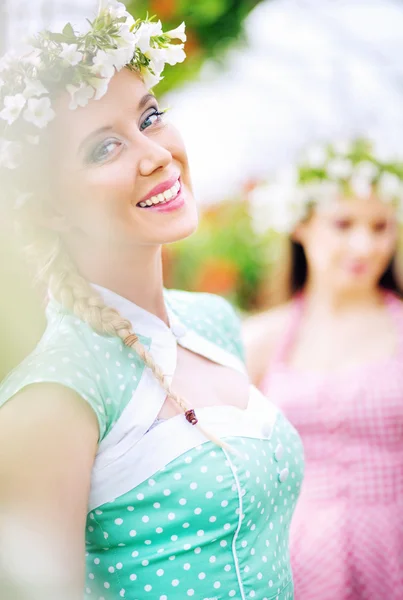 Dos hermosas ninfas de flores en el jardín floreciente — Foto de Stock