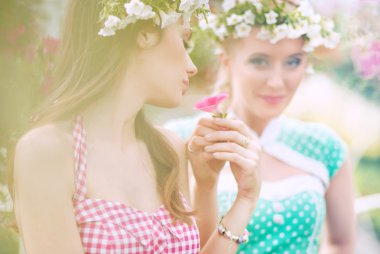 bahçede oturan çekici perileri