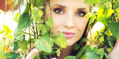 yeşilliklerin arasında muhteşem kadın