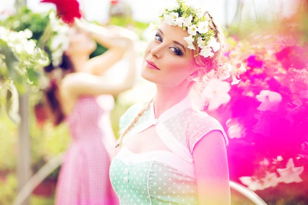 Blondine und Brünette tragen Blumenkränze — Stockfoto