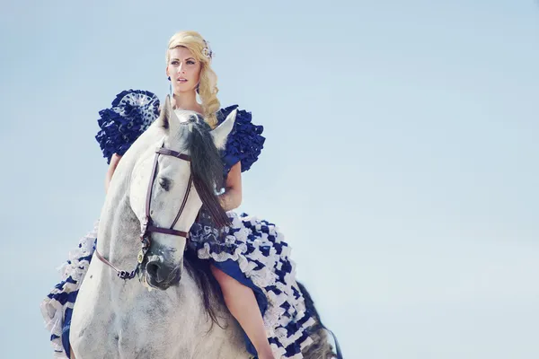 Portrét blondýna jízdy na koni — Stock fotografie