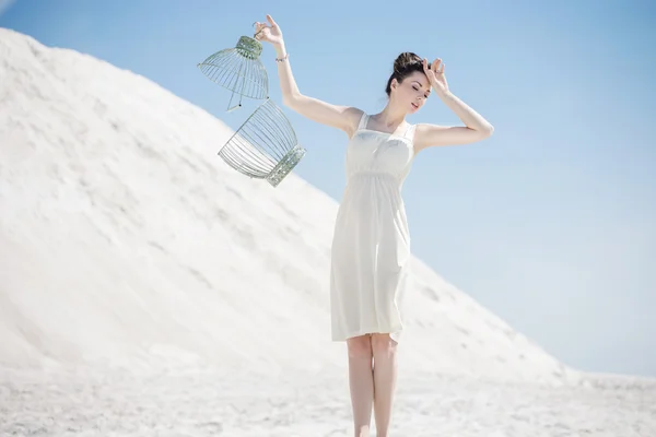 Jeune femme tenant la cage à oiseaux — Photo