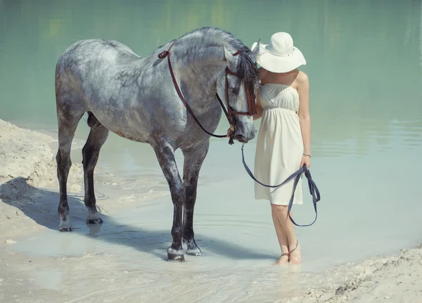馬と歩く若いスマート レディー — ストック写真