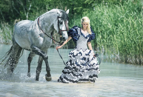 Eleagnt dama caminando con el caballo —  Fotos de Stock