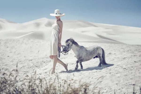 Elegante dame met de schattige pony — Stockfoto