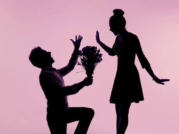 Spektakulärer Heiratsantrag mit dem Eimer Rosen — Stockfoto