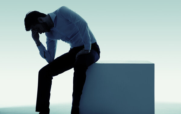 Уставший несчастный человек с большой проблемой
