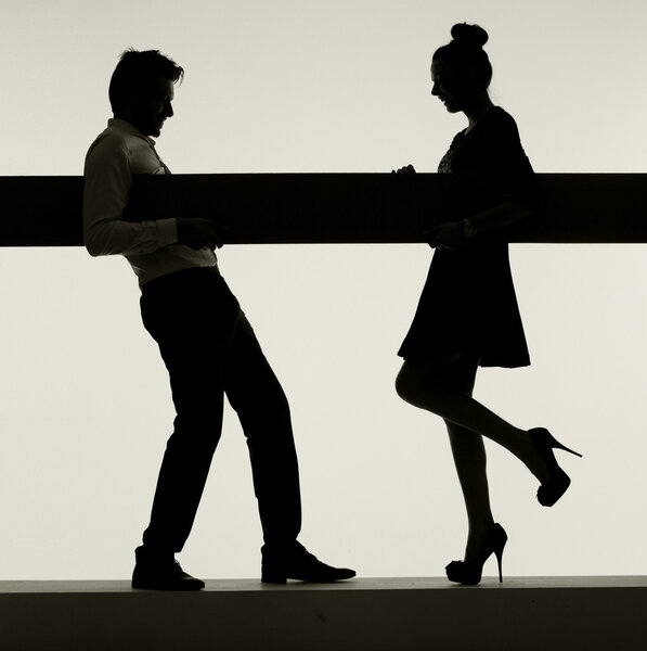 Пара, играющая вместе с доской
