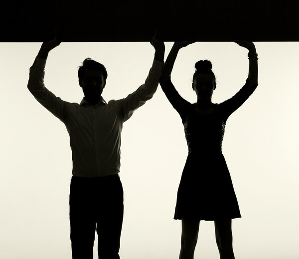 Привлекательная пара держит доску
