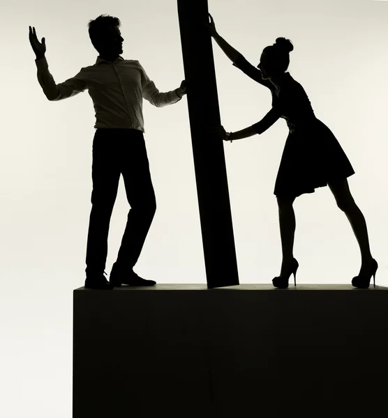 Casal jovem dançando na sombra — Fotografia de Stock