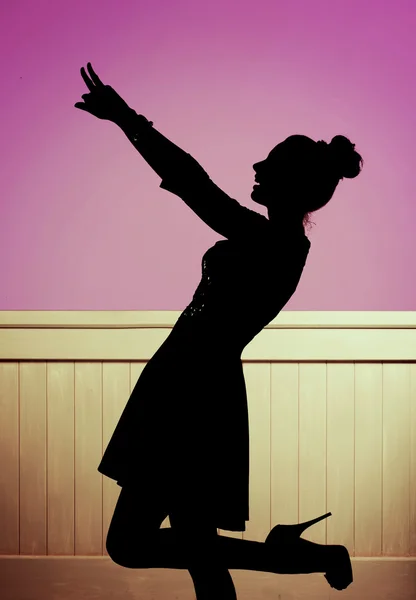 Verleidelijke meisje in de dansende pose Rechtenvrije Stockfoto's