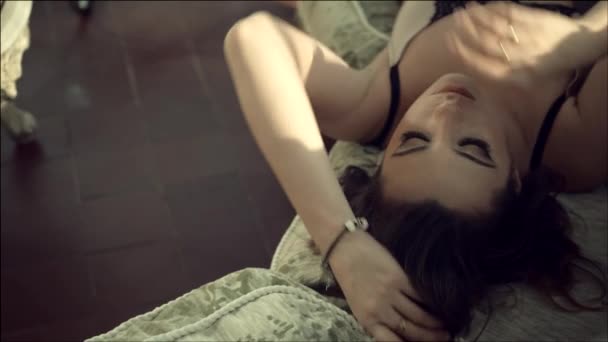 性感的女人在豪华房 — 图库视频影像