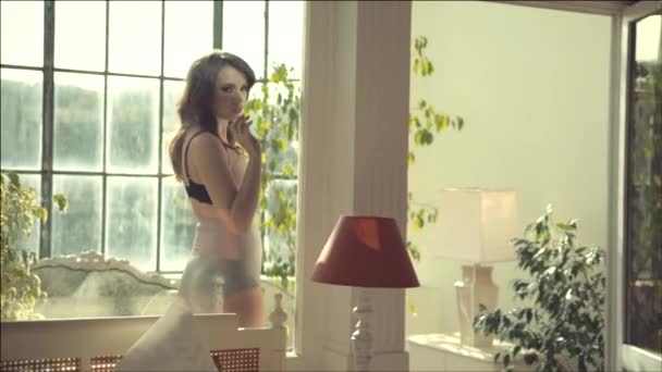 Sexy kobieta w luksusowym pokoju — Wideo stockowe