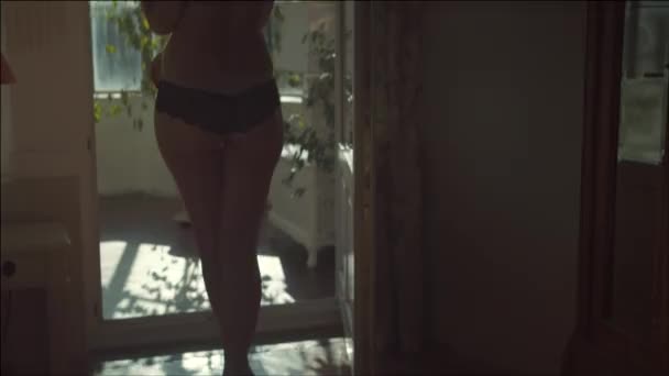 Mulher sensual no apartamento de luxo — Vídeo de Stock