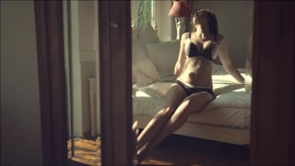 Sensuele vrouw in het luxe appartement — Stockvideo
