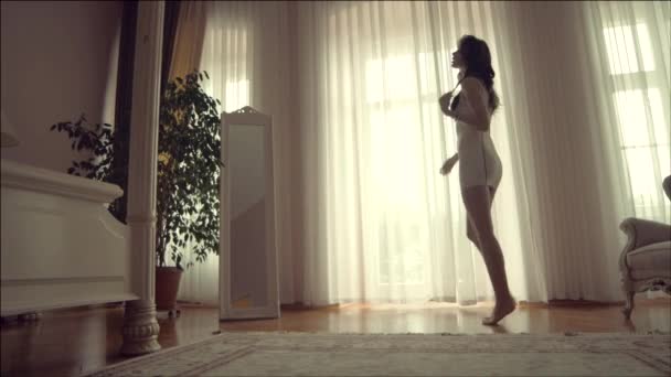 Sensuele vrouw in het luxe appartement — Stockvideo