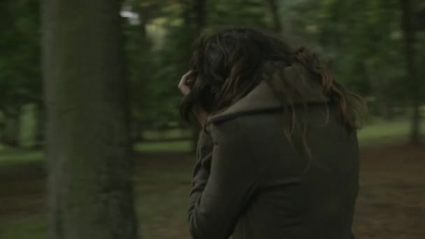 Одинокая и грустная женщина — стоковое видео