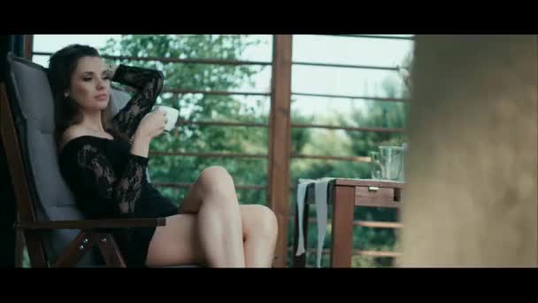 Mulher sensual beber café — Vídeo de Stock