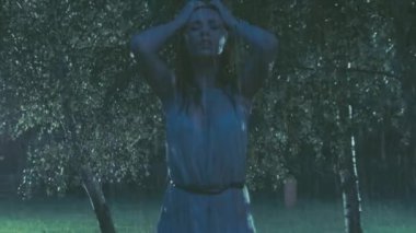 Zavallı kadın yağmur sırasında