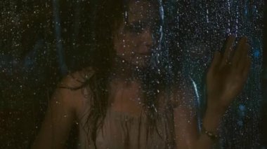 Zavallı kadın yağmur sırasında