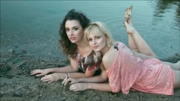 Две очаровательные женщины на пляже — стоковое видео
