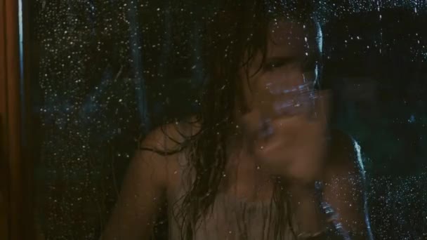 Несчастная женщина во время дождя — стоковое видео