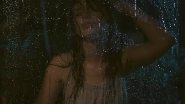 Misérable femme sous la pluie 