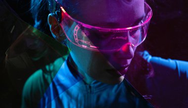 Gelecekteki teknoloji ya da eğlence sistemi kavramı, sanal gerçeklik. HUD arayüzü tarafından aydınlatılmış kadın portresi