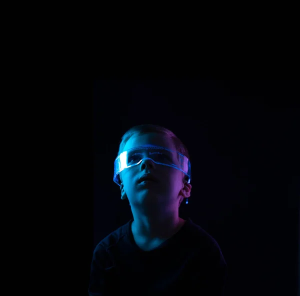 Söt Liten Pojke Med Digitala Glasögon Sci Jordens Medvetenhet Framtidens — Stockfoto