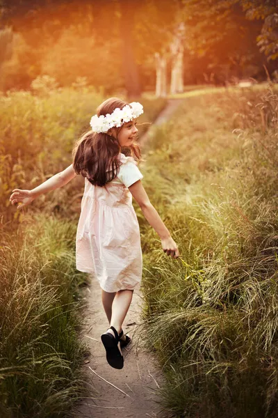 Retrato Niña Linda Con Flores Flor Naturaleza Aire Libre Concepto —  Fotos de Stock