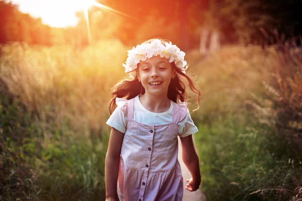 Portret Van Een Leuk Meisje Met Bloemen Natuur Buiten Kind — Stockfoto