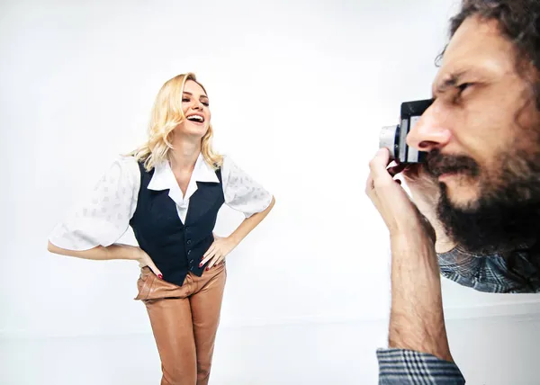 Divertida Pareja Hipster Posando Sobre Fondo Blanco — Foto de Stock