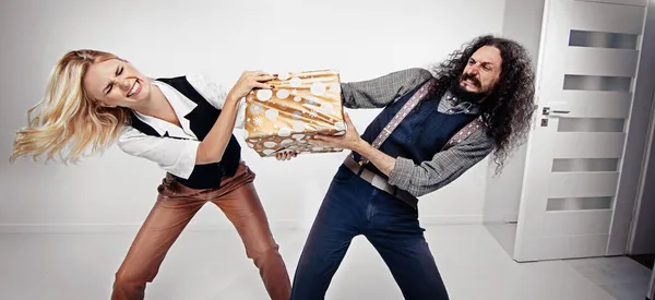 Jeune Couple Bizarre Sur Fond Blanc Posant Avec Cadeau Noël — Photo