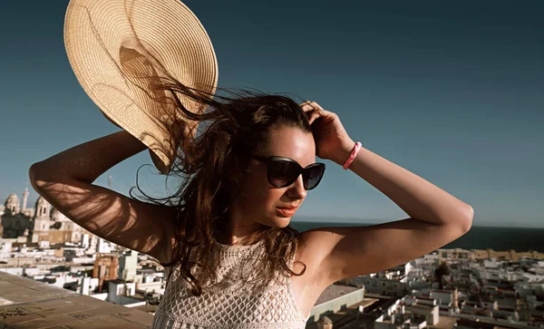 Hasır Şapkalı Mutlu Genç Kadın Yaz Tatilinin Tadını Çıkarıyor — Stok fotoğraf