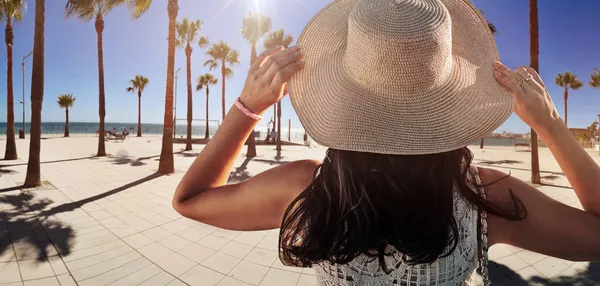 Gelukkig Jong Vrouw Met Stro Hoed Genieten Van Haar Zomervakantie — Stockfoto