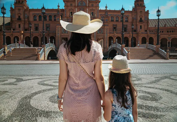 Loving Mother Her Cute Daughter Exploring City Sunny Summer Day — Stock Photo, Image