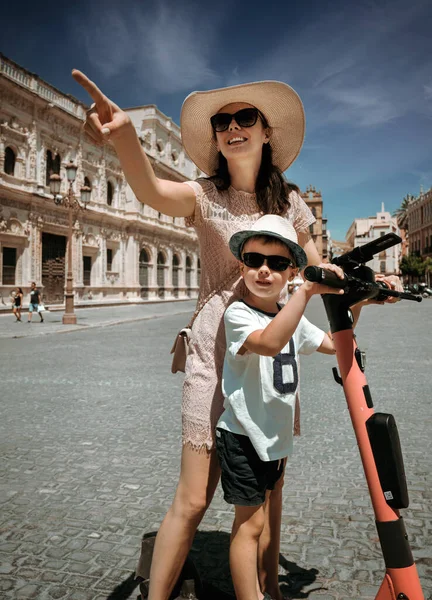 年轻的母亲和她的儿子在城里度假 — 图库照片