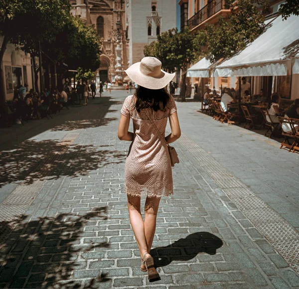 Hasır şapkalı mutlu genç kadın yaz tatilinin tadını çıkarıyor.