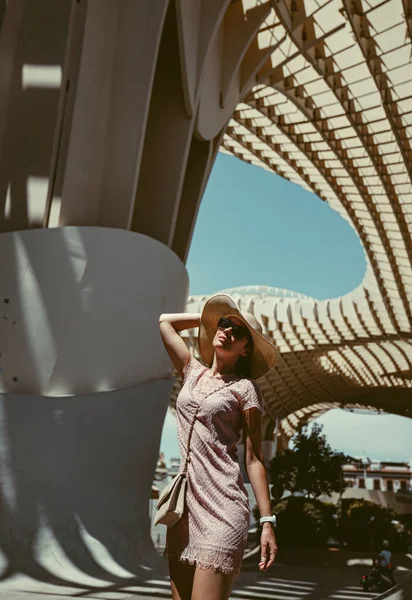 Jovem Feliz Com Chapéu Palha Desfrutando Suas Férias Verão — Fotografia de Stock