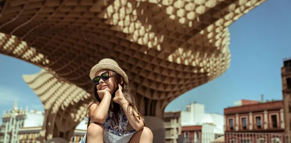 Jovem Menina Feliz Férias — Fotografia de Stock