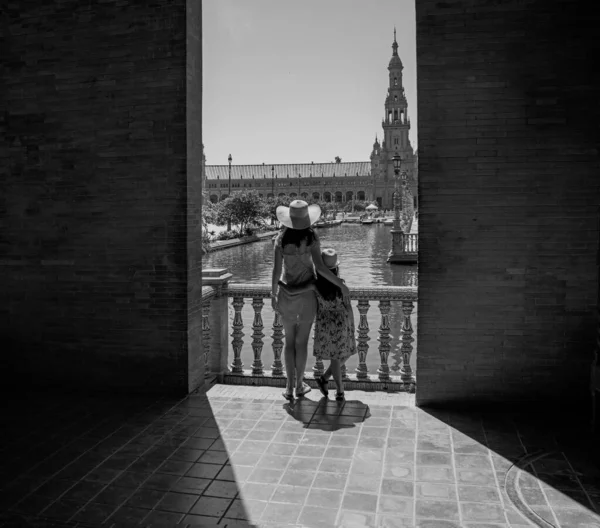 Mãe Amorosa Sua Filha Bonita Explorando Cidade Dia Ensolarado Verão — Fotografia de Stock