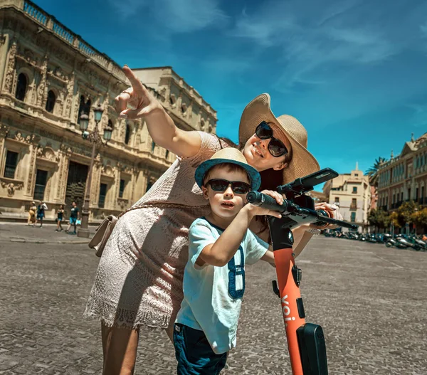 Jovem Mãe Seu Filho Férias Cidade — Fotografia de Stock