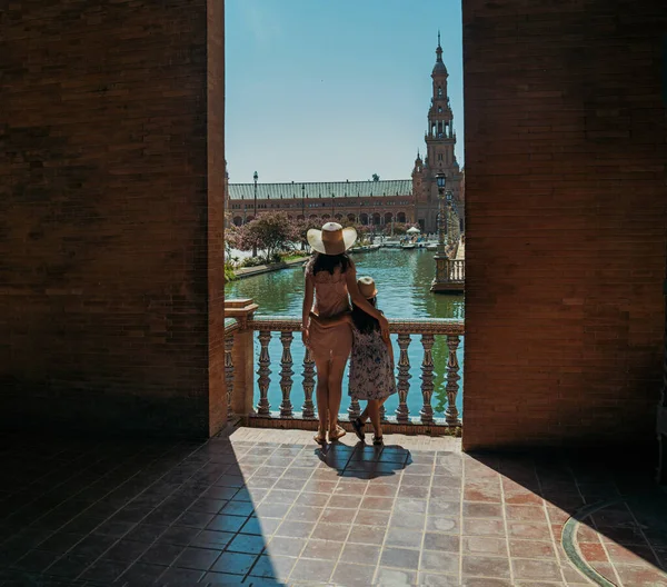 Mãe Amorosa Sua Filha Bonita Explorando Cidade Dia Ensolarado Verão — Fotografia de Stock