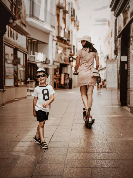 Junge Mutter Und Ihr Sohn Urlaub Der Stadt — Stockfoto