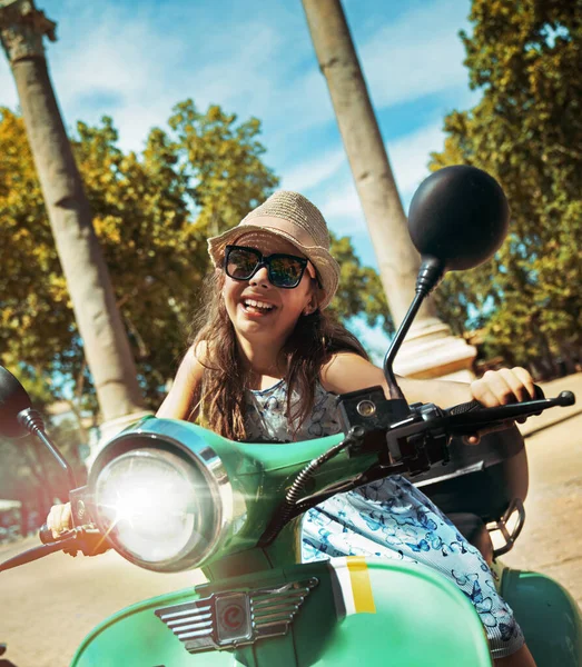 Jovem Menina Feliz Férias — Fotografia de Stock