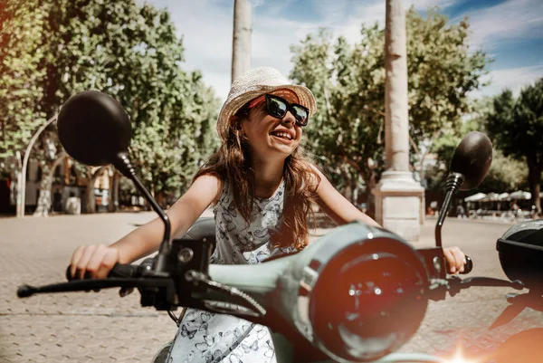 Joven Chica Feliz Vacaciones —  Fotos de Stock