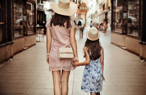 Liefdevolle Moeder Haar Schattige Dochter Verkennen Stad Een Zonnige Zomerdag — Stockfoto