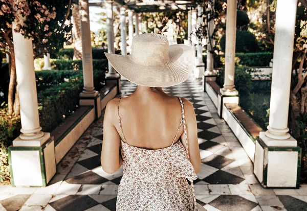 Feliz Joven Con Sombrero Paja Disfrutando Sus Vacaciones Verano — Foto de Stock